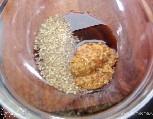 Смешиваем все ингредиенты для маринада: горчицу, соевый соус, табаско и приправы.