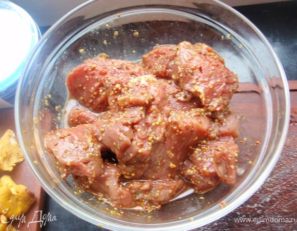 Мясо нарезаем на небольшие биточки и отправляем в маринад на часок. Вырезке этого времени вполне достаточно.