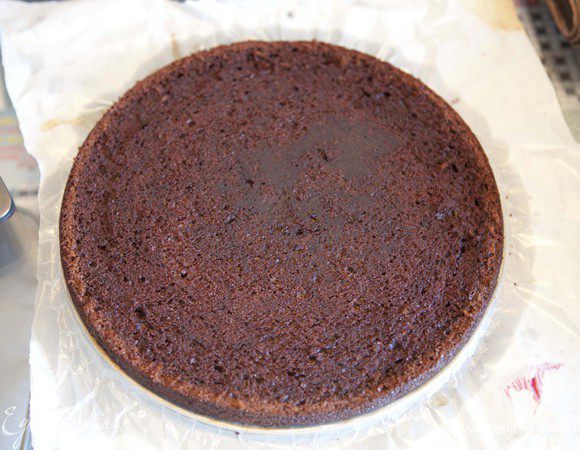 выпекаем две порции бисквита в разных формах, одна у меня диаметром 28 см, другая огнеупорная миска в форме юбки, можно еще от кексов, просто мне нужен был большооой торт :) по рецепту хhttp://www.edimdoma.ru/recipes/17392
и оставляем до полного остывания (я оставляла на ночь)