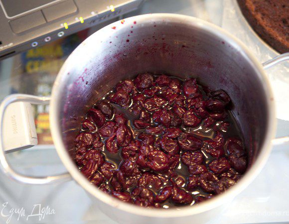 варим варенье из вишен :) в кастрюльку высыпаем вишню, 100 г сахара или пудры, немножко воды - грамм 70, выливаем ликер или коньяк, у меня было и то и другое (ликера больше), добавляем корицу, увариваем почти в два раза. Даем остыть.