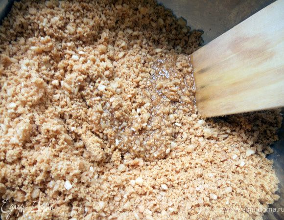 Соединить вафли, халву, постепенно добавлять кленовый сироп. Размешать.