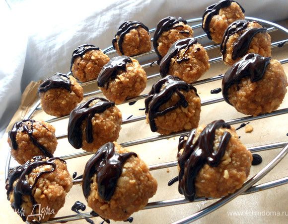 На водяной бане растопить шоколад с маслом, при необходимости добавить немного сахарной пудры, размешать до гладкости. Слегка остудить.Нанести вилкой на конфеты красивые или как у меня - не очень - шоколадные полосы:)