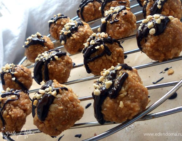 Присыпать вафельной крошкой или кешью, охладить. 