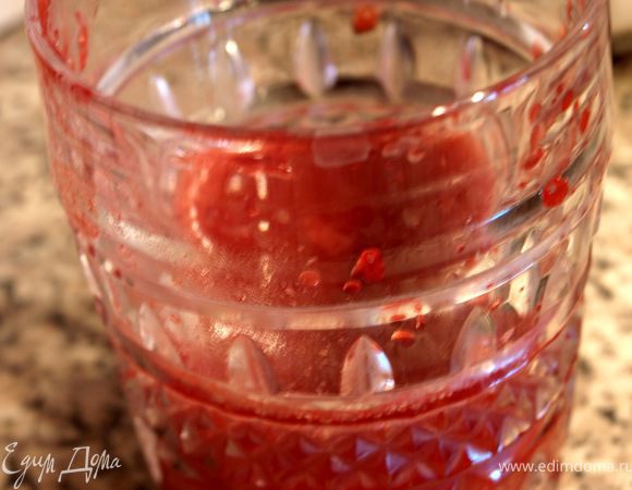 Удалить из ягод косточки. Из 150гр выдавить сок, слить в стакан и дополнить до краёв теплой водой.