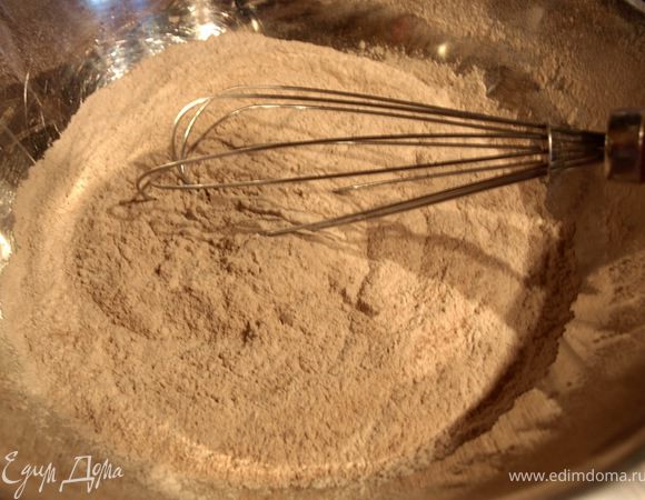 Муку, разрыхлитель и какао просеять в миску.