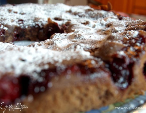 Испечённое кольцо остудить в форме 20 минут, затем переложить на решётку до полного остывания. Присыпать сахарной пудрой.