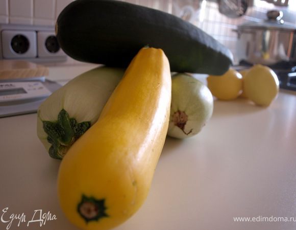 Кабачки очистите от кожицы, удалите семена и сердцевину, если она рыхлая. Нарежьте средне-крупными кубиками.