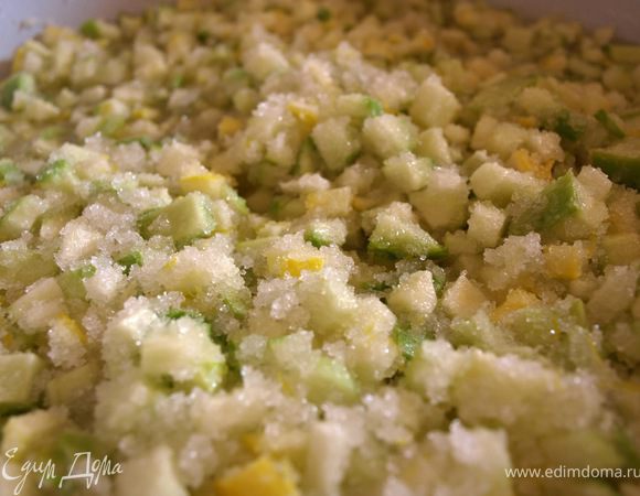 Положите кабачки и лимон в таз, засыпьте сахаром и оставьте до того, как сахар растает.