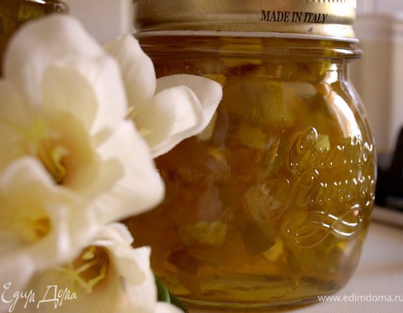 На среднем огне доведите смесь до кипения, поварите 3-5 минут. Полностью остудите. Повторите варку еще раз, доведите до готовности и разложите по баночкам.
