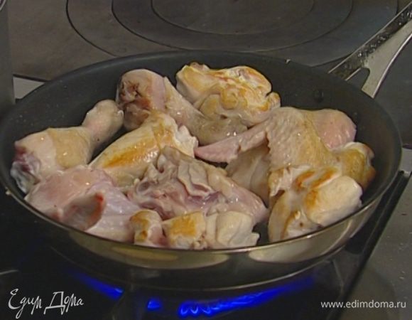 Разогреть в сковороде 2 ст. ложки оливкового масла и обжарить курицу с обеих сторон до золотистой корочки.