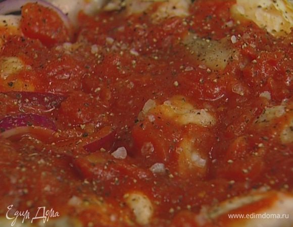 Добавить в сковороду лук и чеснок, помидоры, влить вино, посолить и поперчить. Тушить на медленном огне около часа, в конце добавить петрушку и базилик.