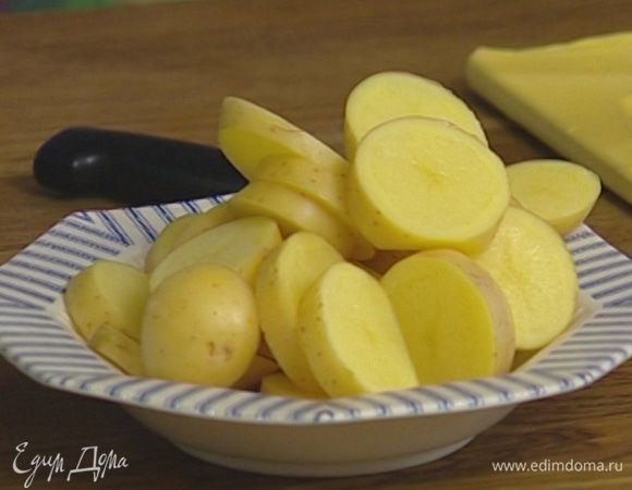 Картофель вымыть, просушить и нарезать кружками.