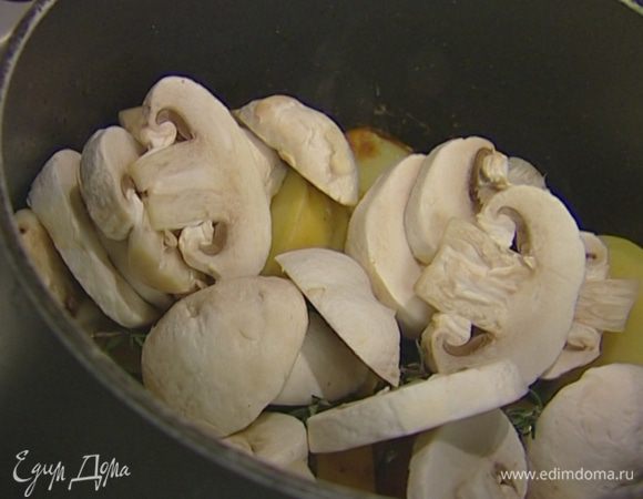 Грибы почистить, нарезать пластинками и отправить к картофелю.