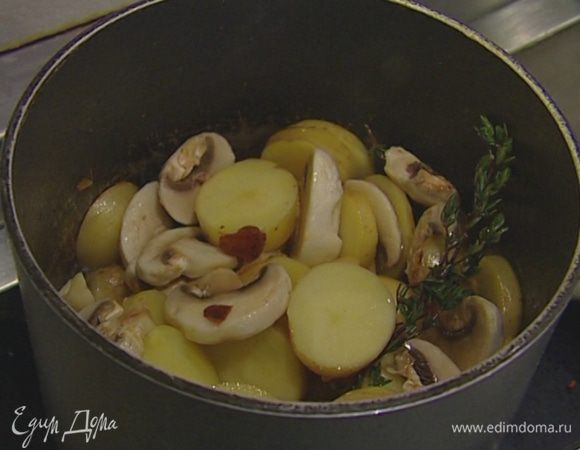 Добавить еще 2 ст. ложки оливкового масла, тимьян, посолить и поперчить, влить 3–4 ст. ложки воды. Накрыть крышкой и тушить на медленном огне 20–25 минут.