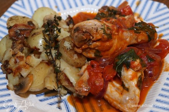 Картофель с грибами соединить с курицей и прогревать все вместе еще 2–3 минуты.