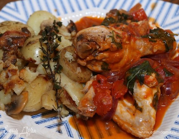 Картофель с грибами соединить с курицей и прогревать все вместе еще 2–3 минуты.