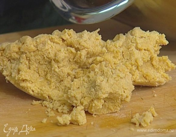 Заменить венчик насадкой для теста и постепенно ввести муку во взбитые яйца. Тесто должно получиться довольно крутым.