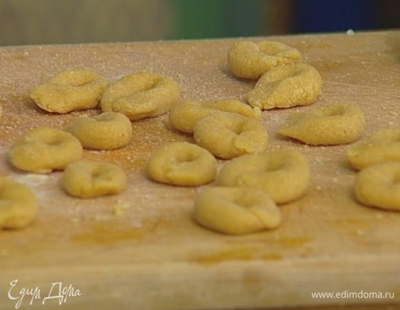  Вымешивать его руками в течение 5 минут, а затем сделать небольшие колбаски, соединив концы каждой так, чтобы получились небольшие пончики-бублики.