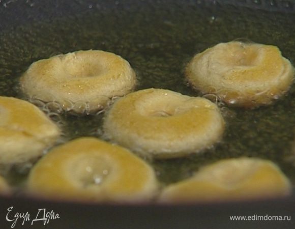 Разогреть в глубокой сковороде растительное масло и жарить пончики-бублики до золотистого цвета. 
