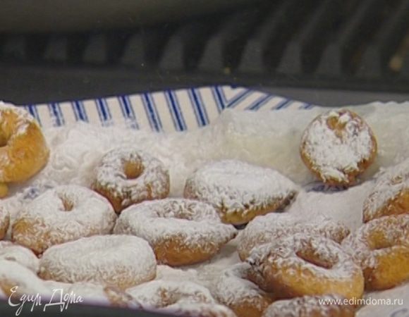 Выложить на бумажное полотенце, чтобы избавиться от лишнего масла, а затем присыпать сахарной пудрой.