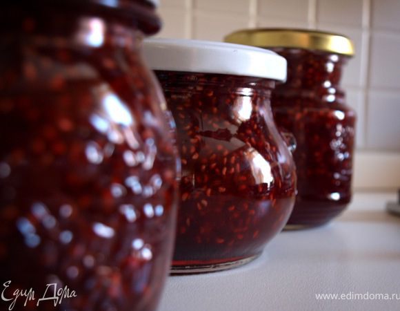 В получившийся остывший сироп положите ягоды и варите на слабом огне до готовности. Горячее варенье разложите по баночкам.