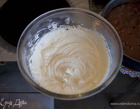 взбиваем оставшиеся сливки. 