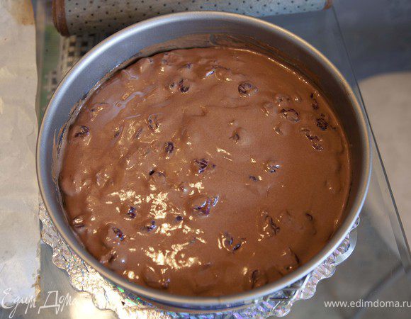 собираем: разрезаем бисквит, у меня получилось - большой на две части, "юбку" на 4. в разъемную форму кладем первый корж, выкладываем на него наши вишенки с сиропчиком, затем крем-брюле