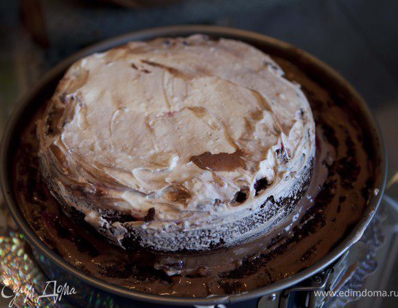 затем сливки, накрываем другим коржом; и все шаги повторяем: сироп с ягодками, крем-брюле, сливки...