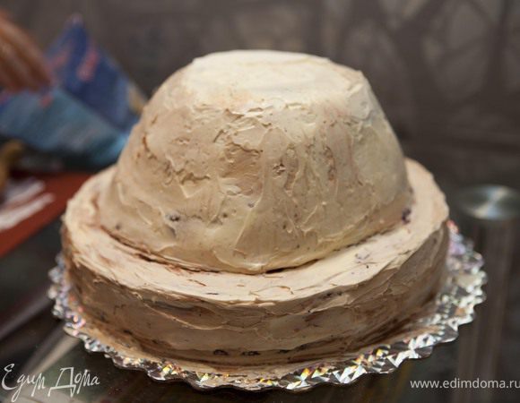 вынимаем торт из холодильника выравниваем намного лучше чем я неопытная безрукая начинающая :) и вымазываем масляным кремом