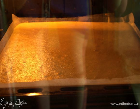 Выпекайте 7–10 минут до готовности (бисквит должен пружинить).