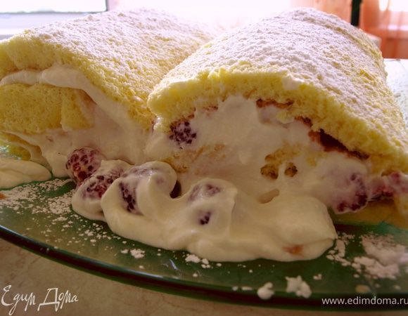 Перед подачей посыпьте сахарной пудрой и украсьте ягодами.