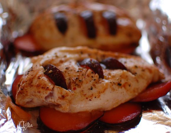 Выкладываем на досточку грудку и делаем надрезы поперечные.В эти надрезы вкладываем кусочки сливы.Перекладываем в противень застланый фольгой.По краям выкладываем оставшиеся дольки сливы.Сверху солим, перчим свежемолотой смесью 
перцев.Сбрызгиваем оливковым 
маслом.