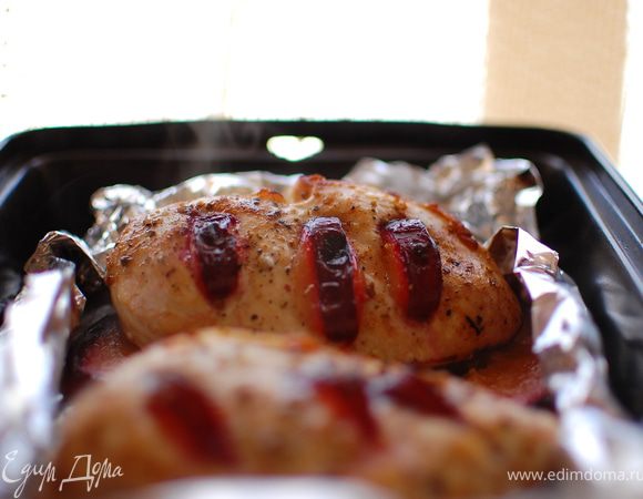 Накрываем фольгой и ставим в ранее разогретую духовку, до 230 градусов на 10мин.Затем верхний слой фольги убираем,и еще мин 10-12.