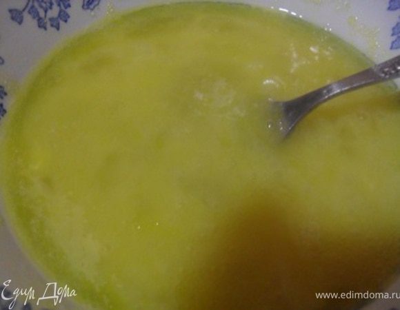 Взбить яйца с сахаром.