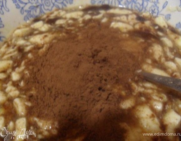 Смешать яичную смесь с шоколадной, добавить какао.