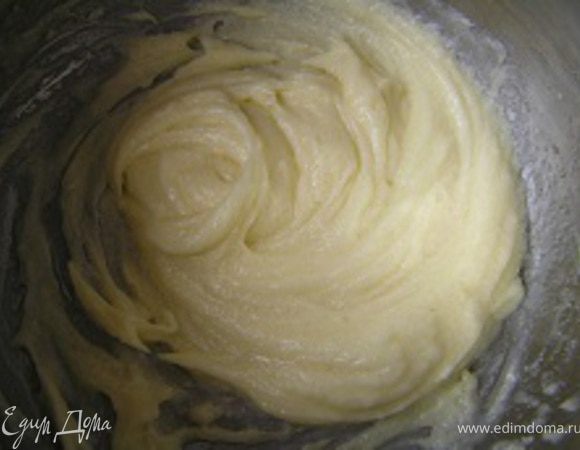 Сливочное масло растереть с сахаром, добавить желток, перемешать,