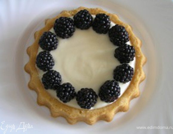 Ягоды промыть, обсушить на бумажном полотенце. Украсить тарт.