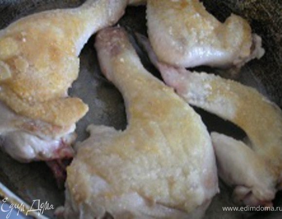 Курицу посолить, поперчить, обвалять в муке, обжарить с двух сторон на растительном масле, выложить на тарелку.