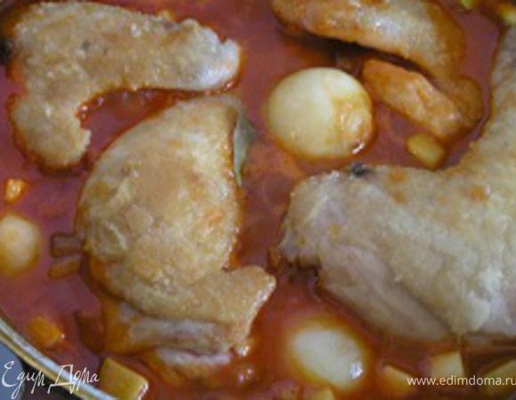 Затем добавить вино, увеличить огонь, чтобы выпарился алкоголь, влить бульон, добавить нарезанный кабачок, томатную пасту и лавровые листы. Вернуть в сковороду курицу и тушить минут 30 до готовности.