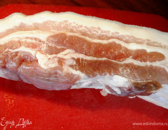 Свинину нарежьте кубиками и отправьте жариться.