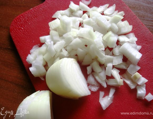 Мелко нарежьте лук, отправьте к свинине.