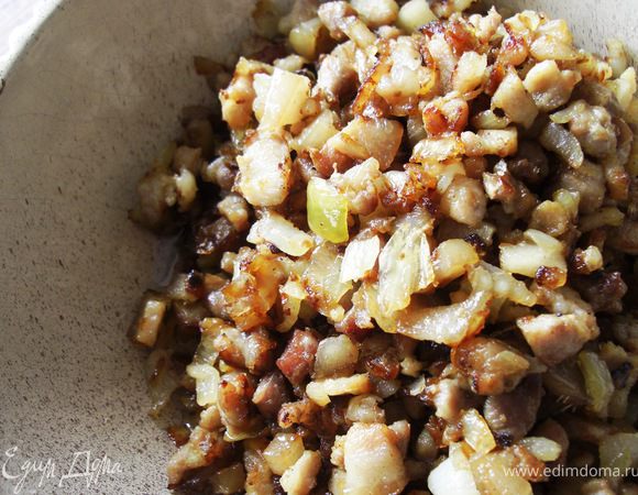 Обжарьте вместе около 10 минут на сковороде до состояния румяных шкварок.