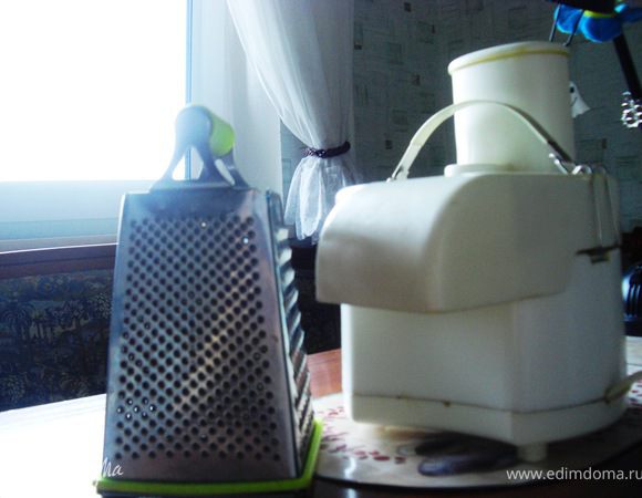 Пока шкварки остывают, приготовьте картошку. Сырoй картофель очистите, помойте и натрите на терке. У меня их две: простая и электрическая. Жидкость с тертого картофеля лучше не сливать, чтобы бабка не получилась сухой.