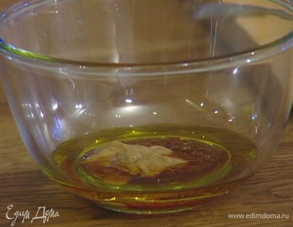 Приготовить заправку, смешав оливковое масло, винный уксус, горчицу, соль и перец.