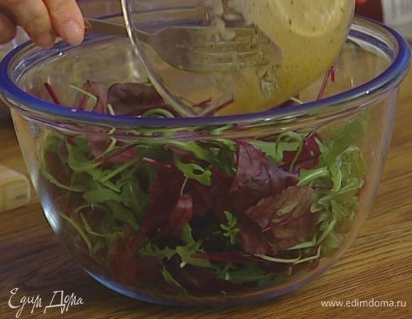 Оставшейся заправкой полить салатный микс и тоже перемешать.
