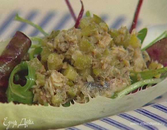 Цикорий разобрать на листья. На каждый лист выложить немного салатного микса, сверху 1 ч. ложку шпротной массы, присыпать грецкими орехами.