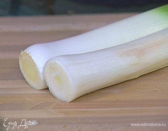 Светлую часть лука-порея мелко порубить.