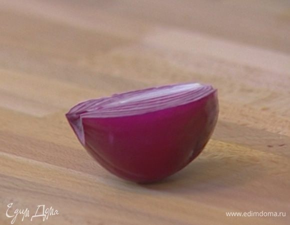 Красный лук почистить и мелко нарезать.