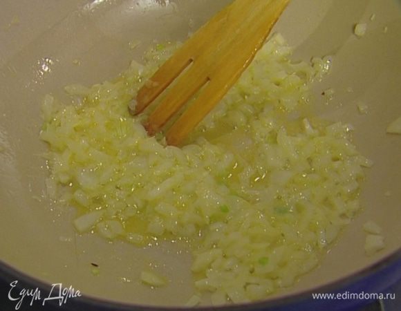 Оставшееся сливочное масло растопить на слабом огне, добавить светло-зеленую часть лука-порея (темную и грубую часть стебля выбросить), соль и перец. Накрыть и оставить на сильном огне на 2–3 минуты. 
