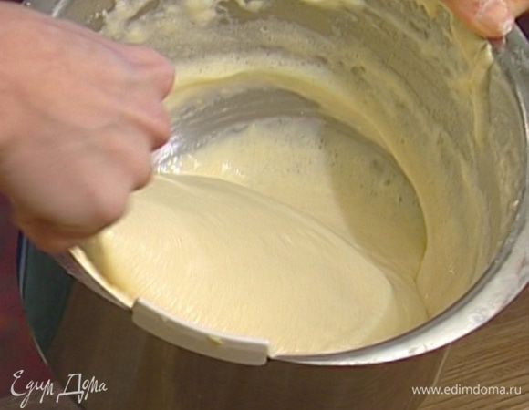 Ввести белки к желткам, добавить цедру лимона, соль, муку. Все вымешать, выложить тесто в смазанную сливочным маслом форму и выпекать в разогретой духовке примерно час.